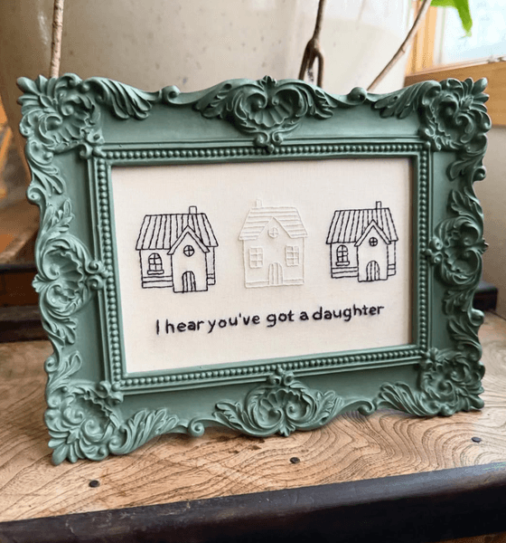 Ручная вышивка Лэйни Бойд с изображением трех домов Трогательный подарок, посвященный 25-летней дружбе американок Лэйни и Эмбер